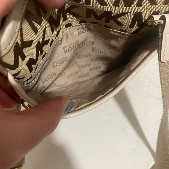 MICHAEL KORS Crossbody Purse - Picture 5 of 8
